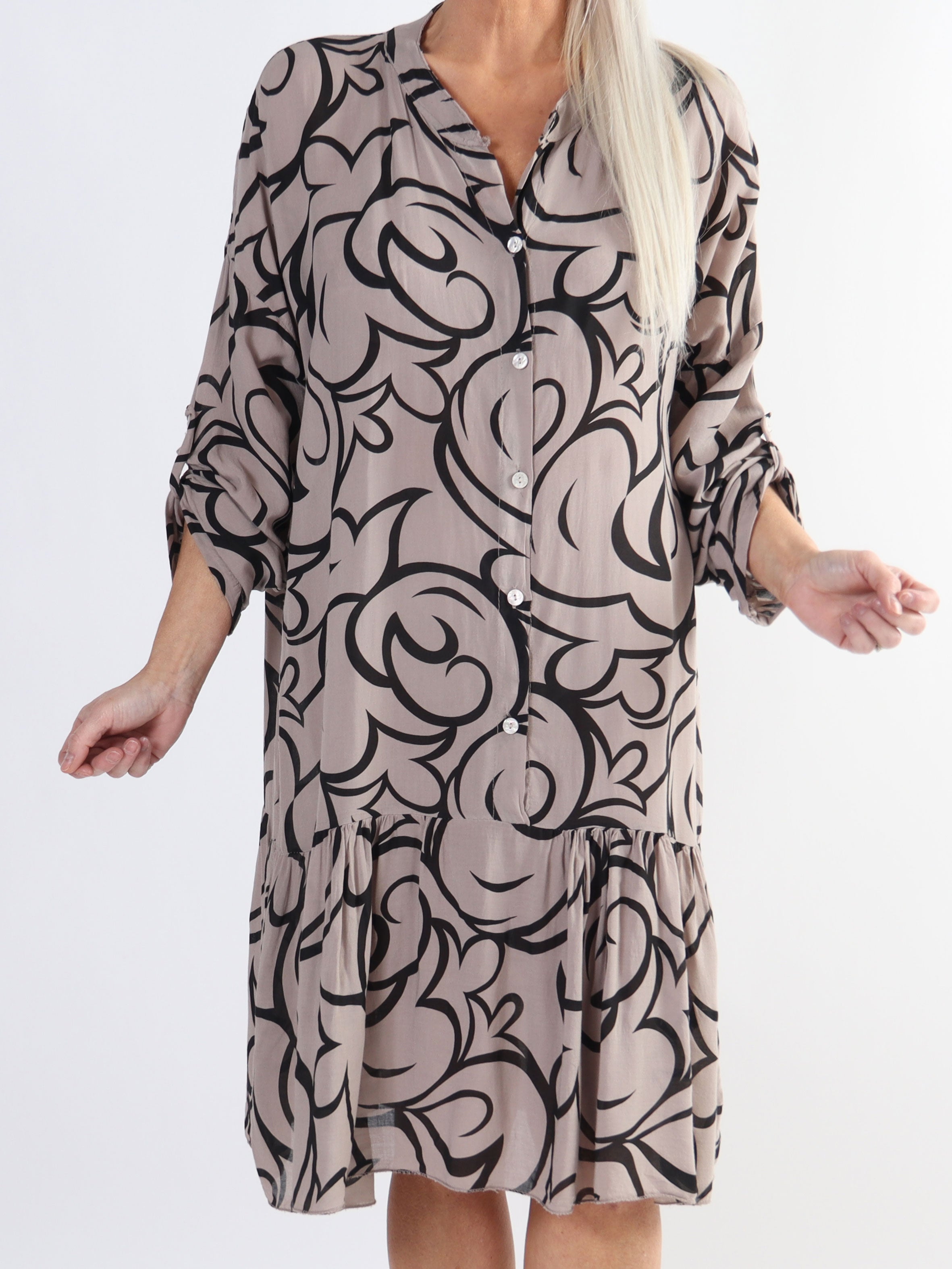 Linda - Mønstret plus size skjortekjole med flæsekant